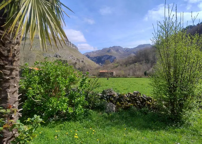 Amplia Y Comoda Casa De Piedra Con Porche Y Jardin