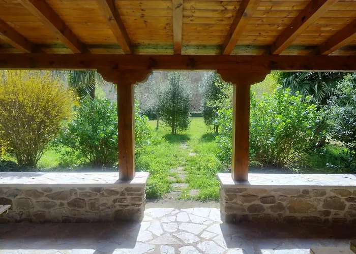 Amplia Y Comoda Casa De Piedra Con Porche Y Jardin