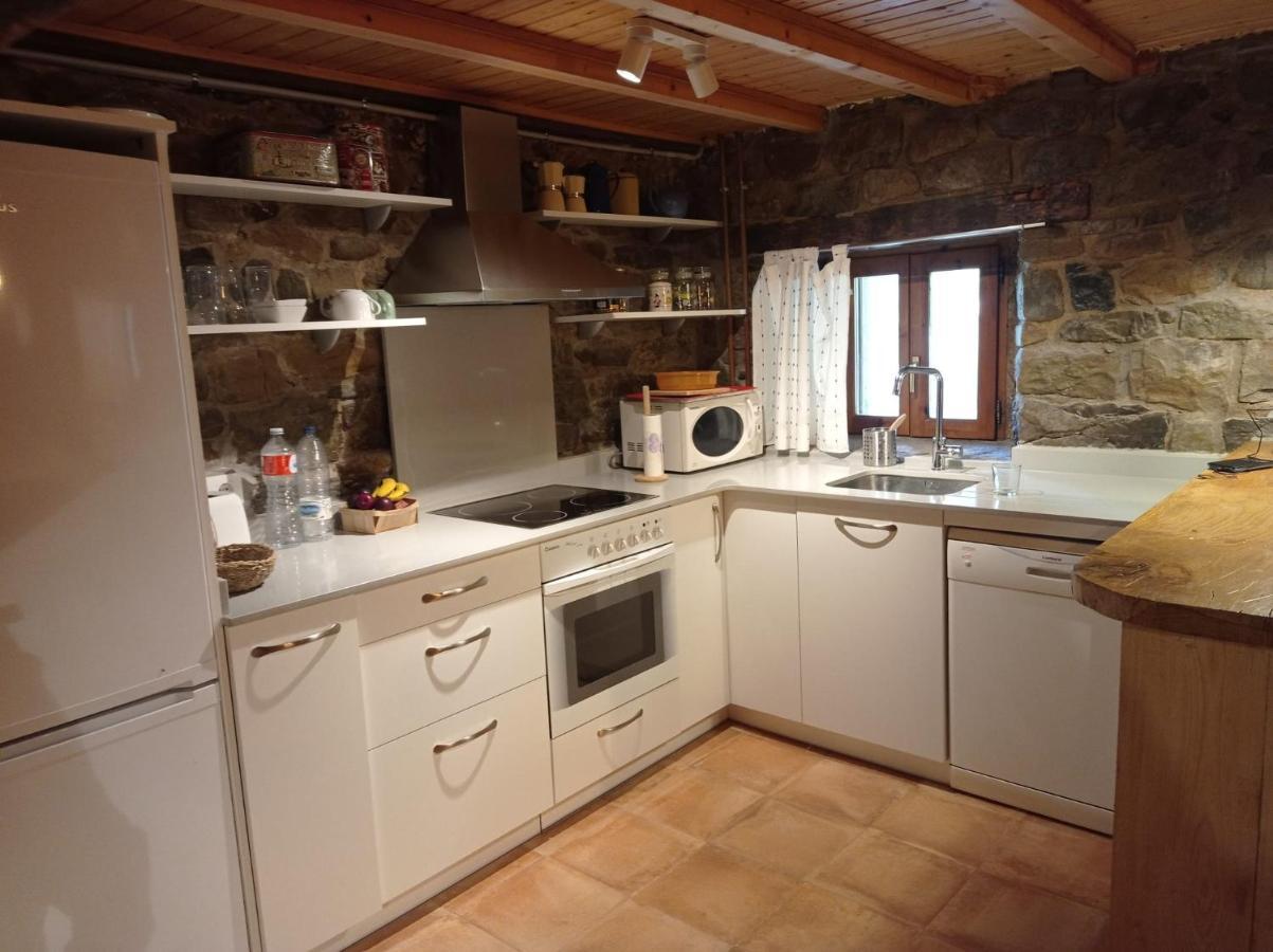 Amplia Y Comoda Casa De Piedra Con Porche Y Jardin