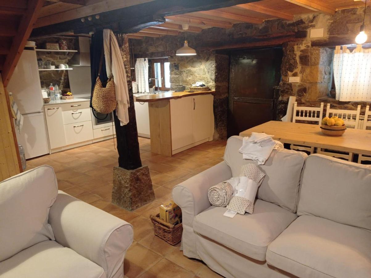 Amplia Y Comoda Casa De Piedra Con Porche Y Jardin *