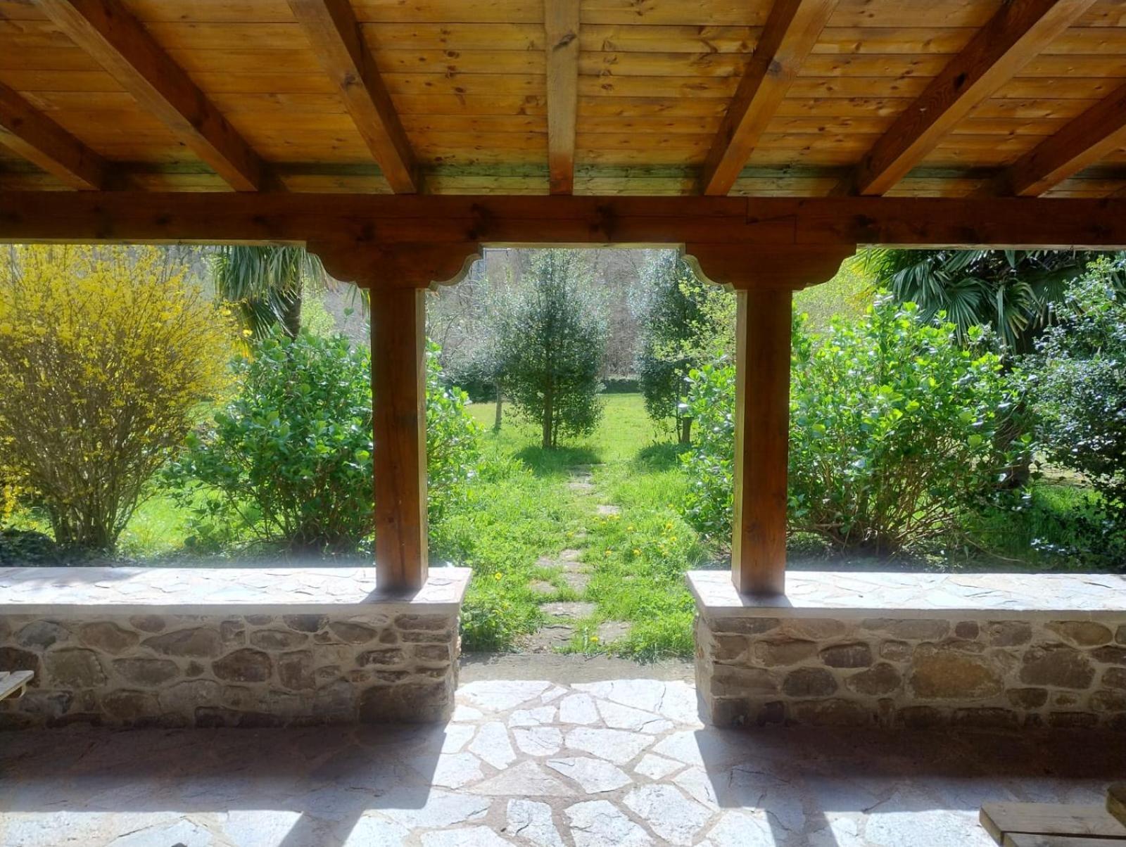 Amplia Y Comoda Casa De Piedra Con Porche Y Jardin Vakantiehuis